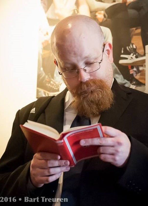 portretfoto kale man met bril die een boek leest 