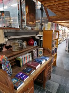 Ouderwets bureau met moderne boeken